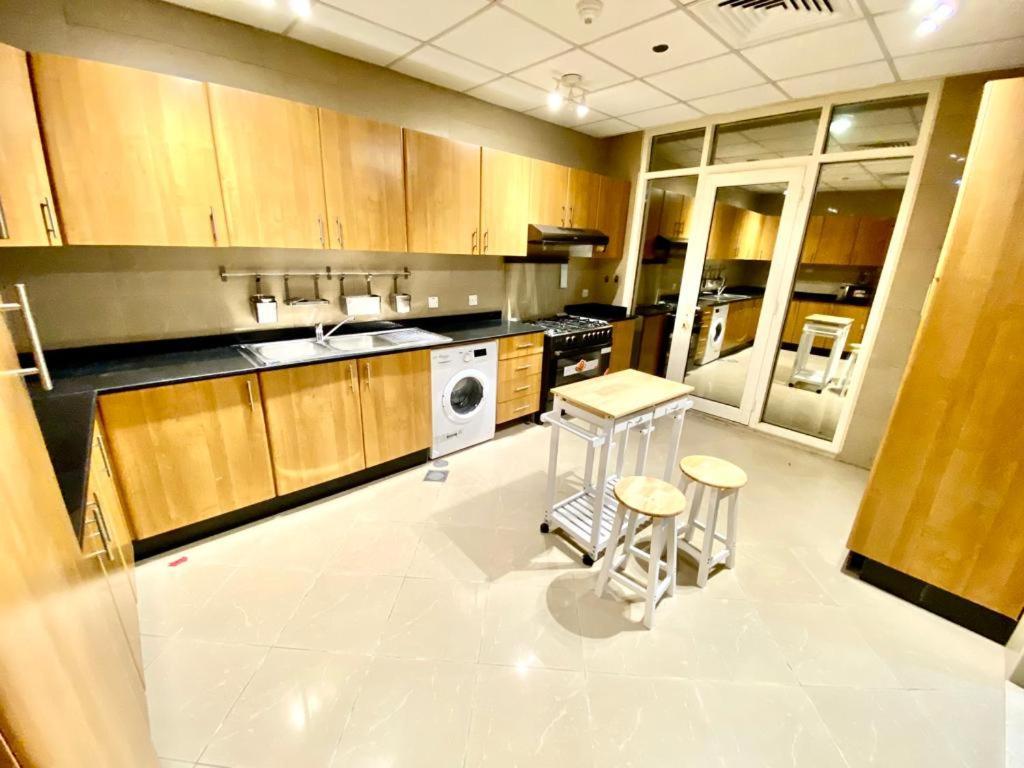 Small Budget Rooms For 'Girls' Only In Dubai, Marina エクステリア 写真
